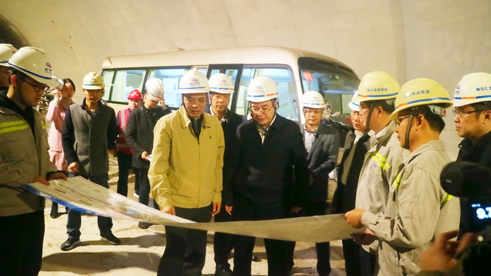 0121【工程公司】省委常委、市委書(shū)記胡昌升檢查海滄隧道安全生產(chǎn)工作-1_調整大小.jpg