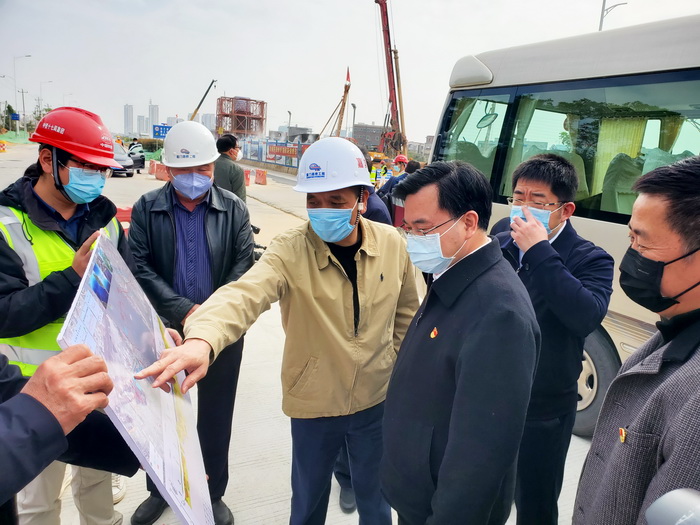 0212【工程公司】省委常委、市委書(shū)記胡昌升一行調研第二東通道工程復工、防疫工作_調整大小.jpg
